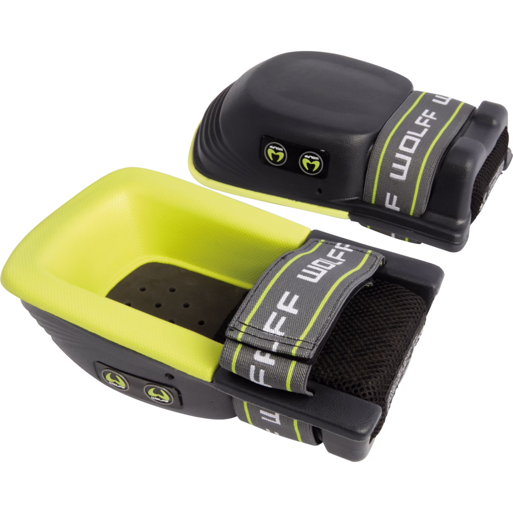 WOLFF_Dummy_81715_Knee protector 200 Pro_2025-08 Nærbilde av et par knallgule og svarte knestøtter med justerbare grå stropper trykket med merkenavn, teksturert gul ytre skall, svart polstret innside med ventilasjonshull og små runde merke-knapper på siden; vist på hvit bakgrunn.