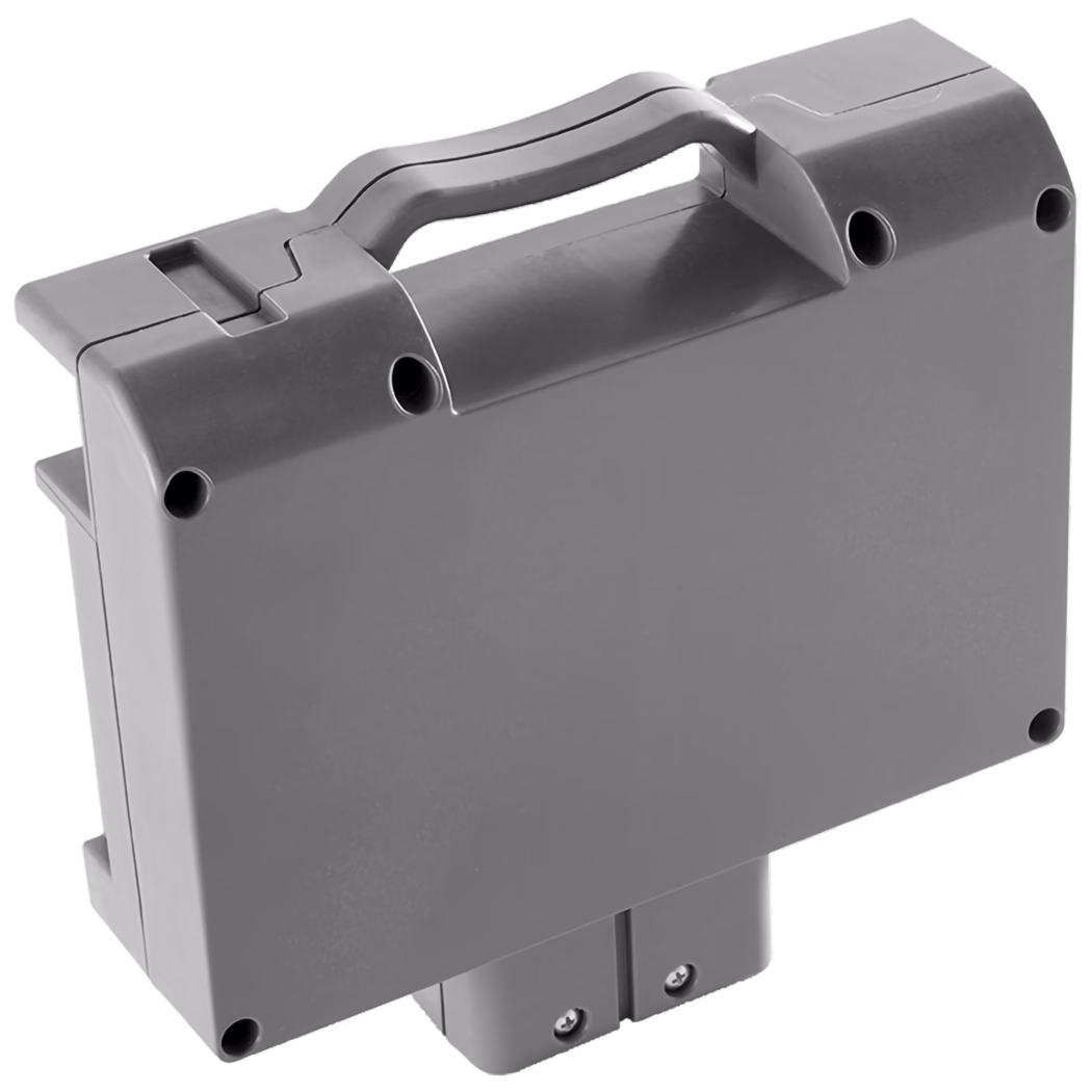 WOLFF_Dummy_83150_Replacement Battery_2025-08 En robust grå bærbar kasse designet for lagring og transport. Den har et formet håndtak for enkel bæring, en flat toppflate og synlige skruer på bunnen for montering. Kassen har noe slitasje, noe som indikerer at den er brukt, men fortsatt funksjonell. Det er sirkulære hull på sidene som kan tjene ulike formål, som ventilasjon eller sikring av kassen.