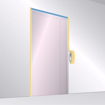 WOLFF_Dummy_84246_Dust Door System_2025-08 Nærbilde av en døråpning avdekket for maling: døren og karmen er dekket med rosa beskyttelsesfilm og gul maskeringsteip langs kantene; en rull gul maskeringsteip henger på veggen ved siden av karmen. Den omkringliggende veggen er lys grå og gulvet er synlig nederst.